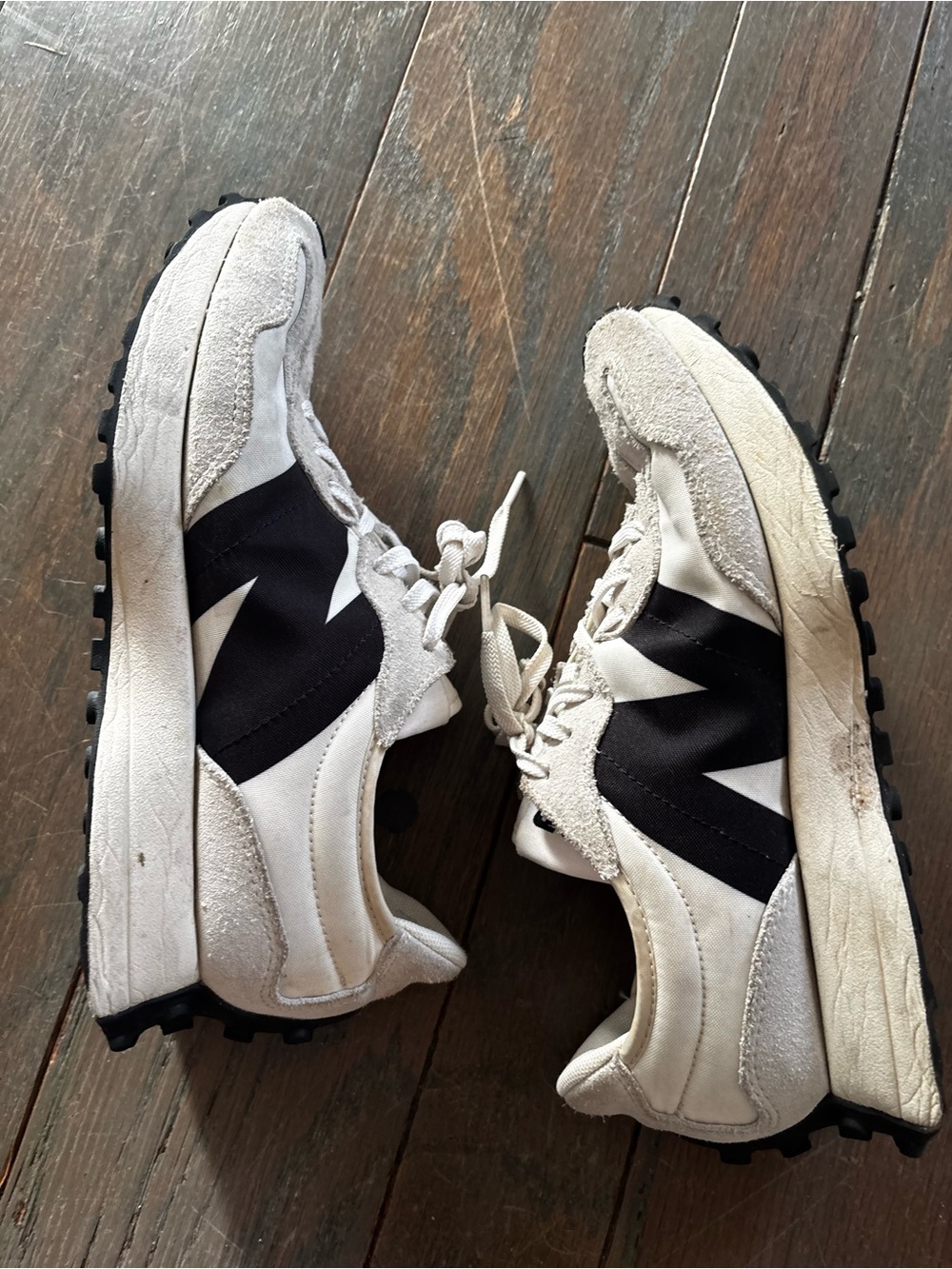 New Balance 327 Women's Retro Runner Sneakers in Black and Cream/ White Size 9